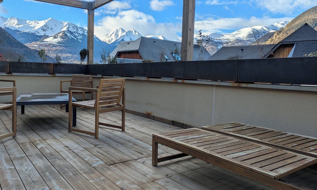 Guchan Ski Chalet | AUR'IZON house surrounded by mountains
