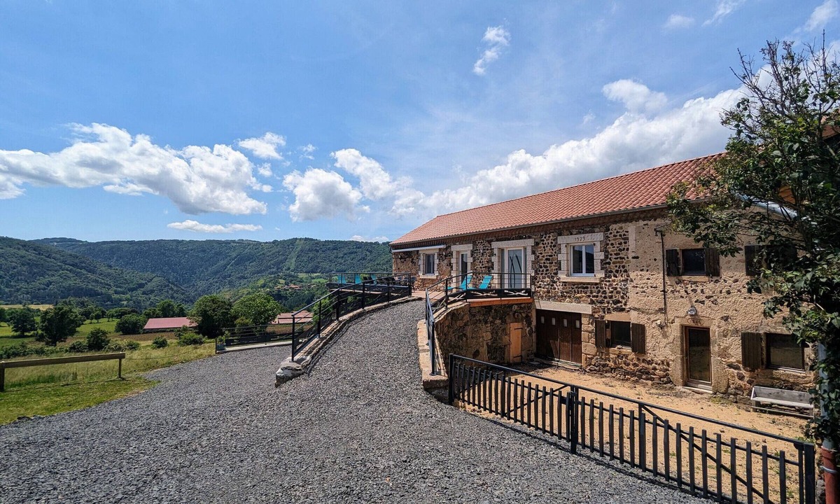 Saint-Privat-d'Allier Cottage | Authentic and comfortable gîte with large grounds and stunning view in Saint-Privat-d'Allier