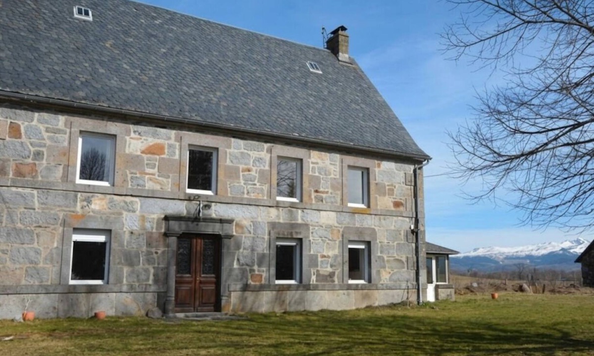 Bagnols House | Authentic Mansion for 14 People, 5 Bedrooms – View of Sancy, Absolute Peace & Coolness