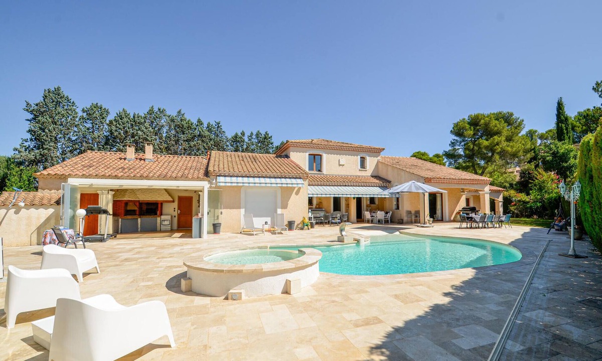 Calas House | Awesome home in Cabriès with private swimming pool, can be inside or outside