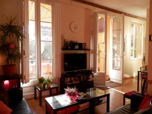Dreta de l'Eixample Hostel | Barcelona Central Garden Hostal