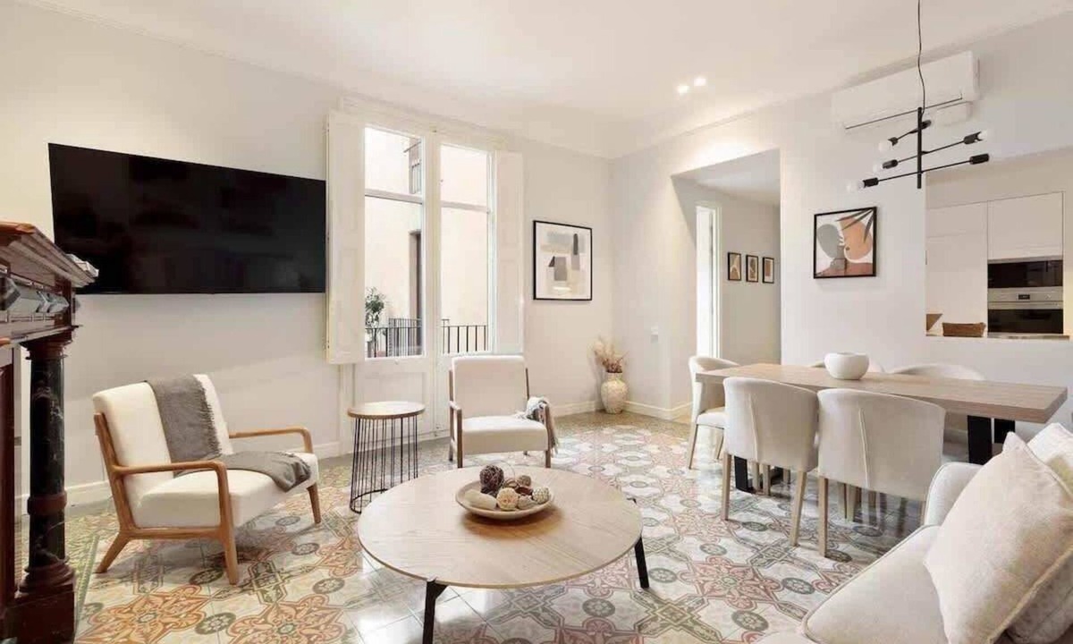 Gothic Quarter Apartment | Barcelona's Historic Elegance in A Quiet Street