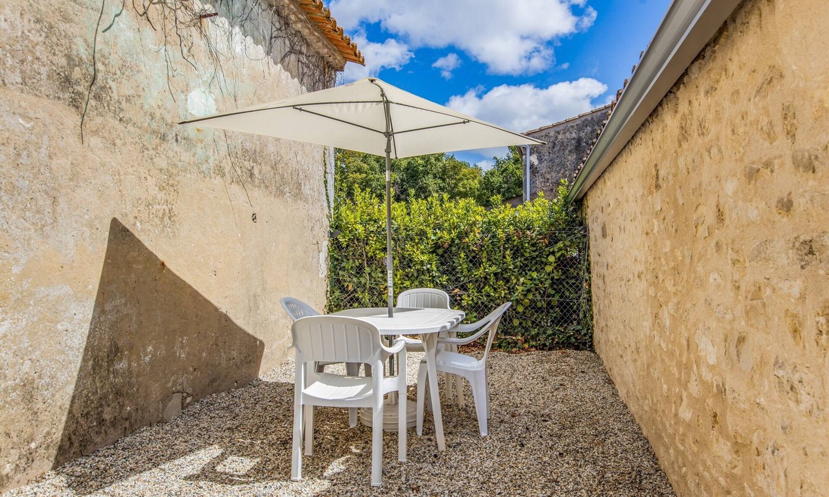 Begadan House | Barrail du Moulin Cottage with Private Terrace and Wi-Fi in Bégadan