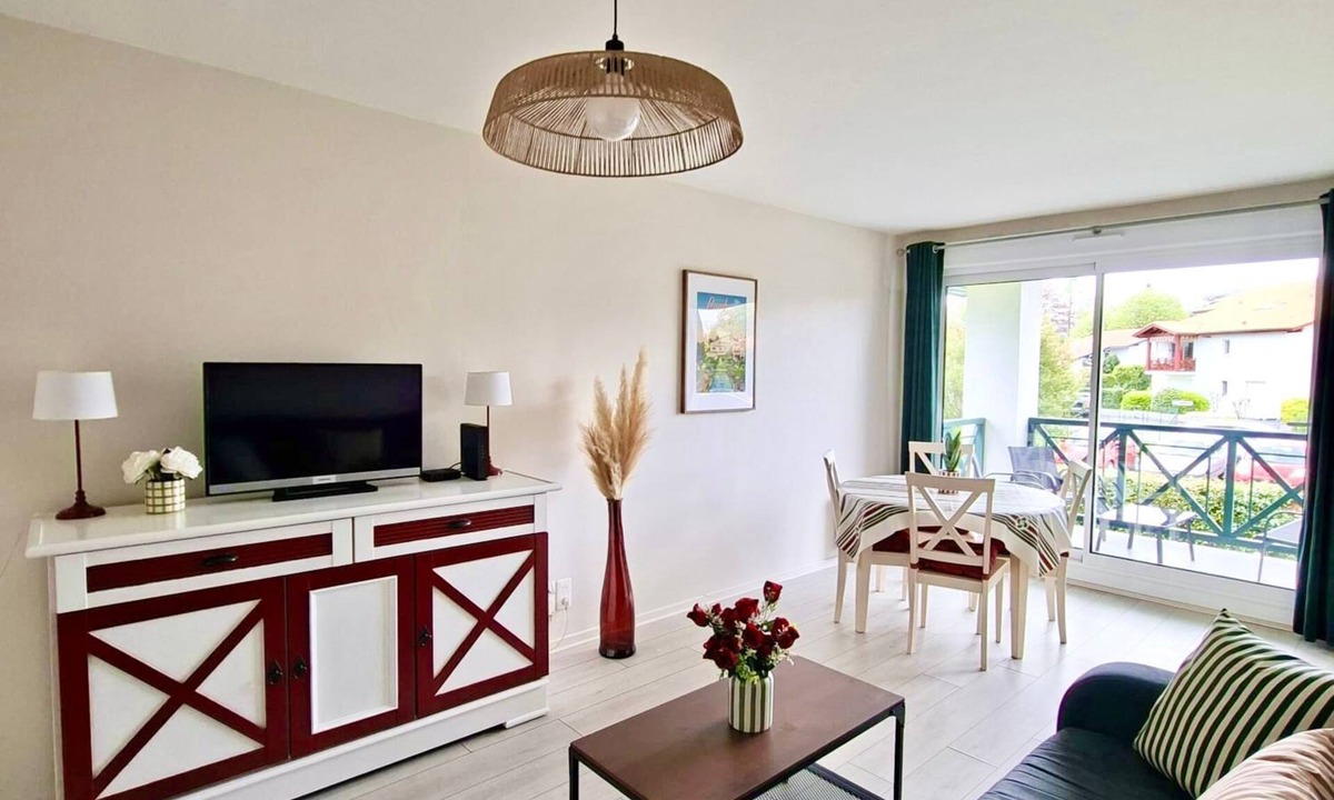 Cambo-les-Bains Apartment | Basque-style apartment in the heart of Cambo, near the thermal baths