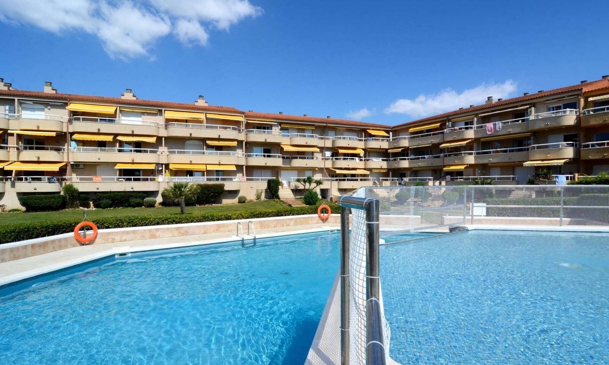 Els Griells Apartment | Beachfront Apartment in Estartit with Pool