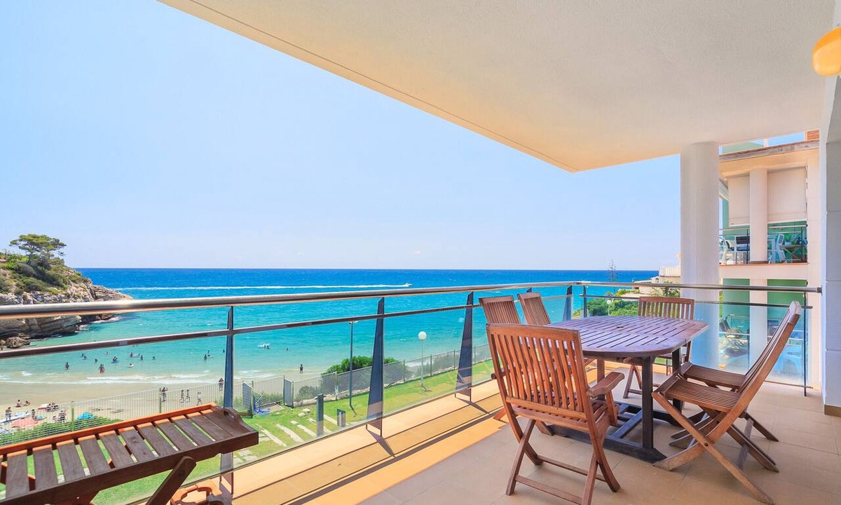 Cap de Salou Apartment | Beachfront family apartment, sleeps 8 - UHC ARINSAL 289