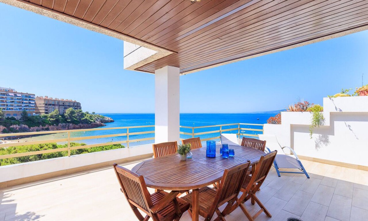 Salou City Centre Apartment | Beachfront penthouse sleeps 10 · AirCon · Pool · UHC PLAYAMERO 331