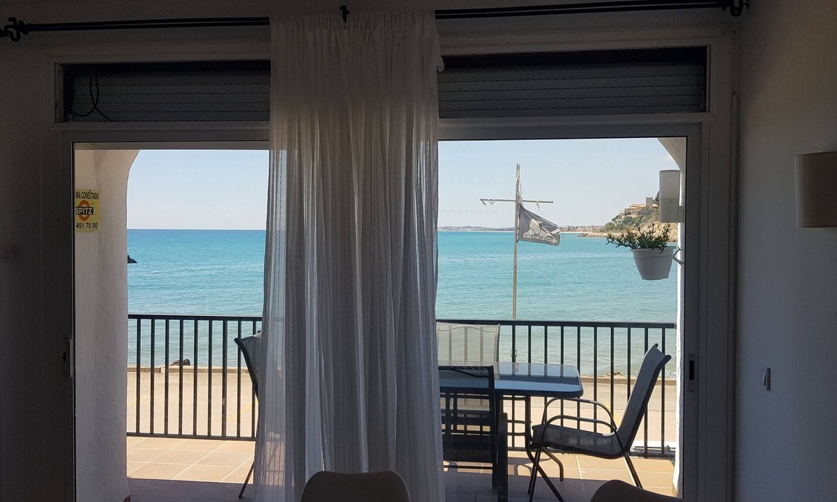 El Roc de Sant Gaieta Apartment | Beautiful apartment facing the sea. a place to dream.