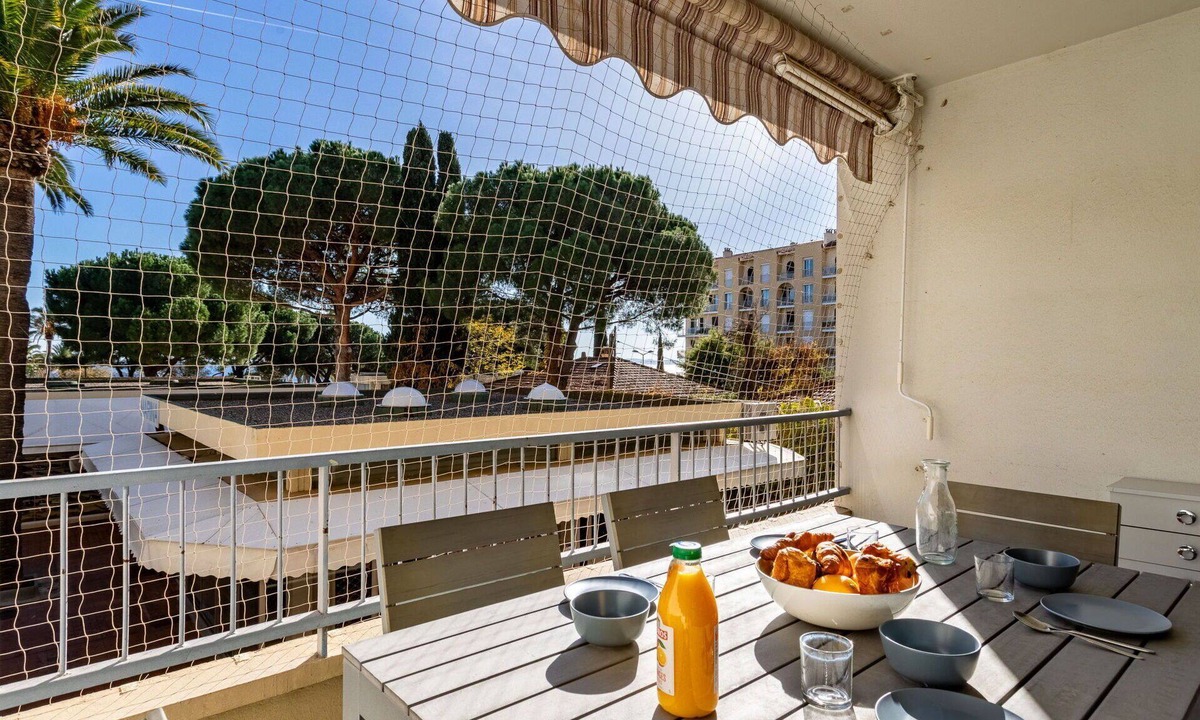 Le Lavandou Apartment | Beautiful apartment for 4 people with WIFI, A/C, TV and balcony