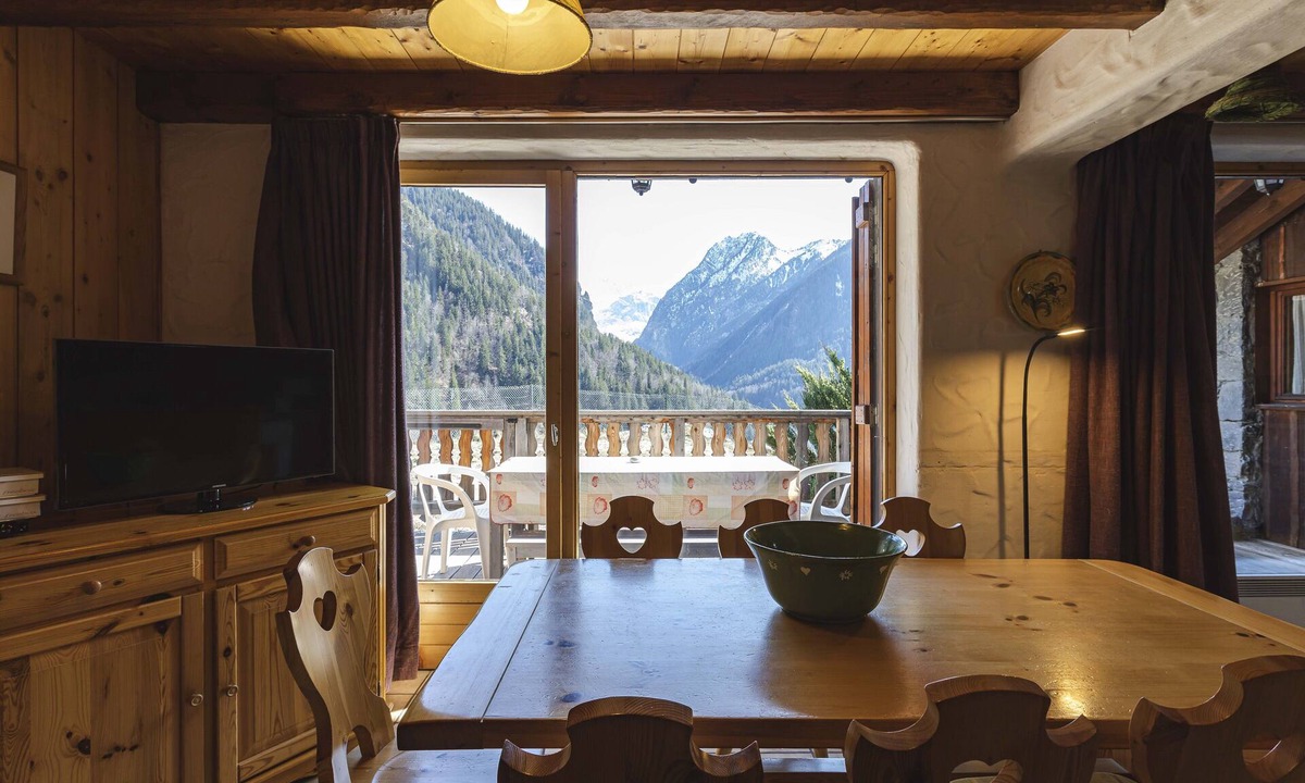 Champagny-en-Vanoise Ski Chalet | Beautiful chalet facing south in Champagny en Vanoise