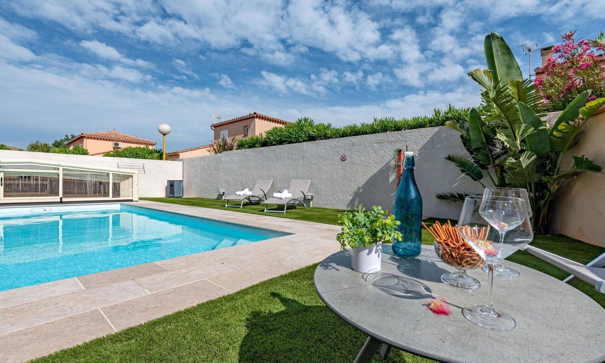 Le Barcares Villa | Beautiful private villa for 6 people with WIFI, A/C, private pool, TV, terrace and pets allowed
