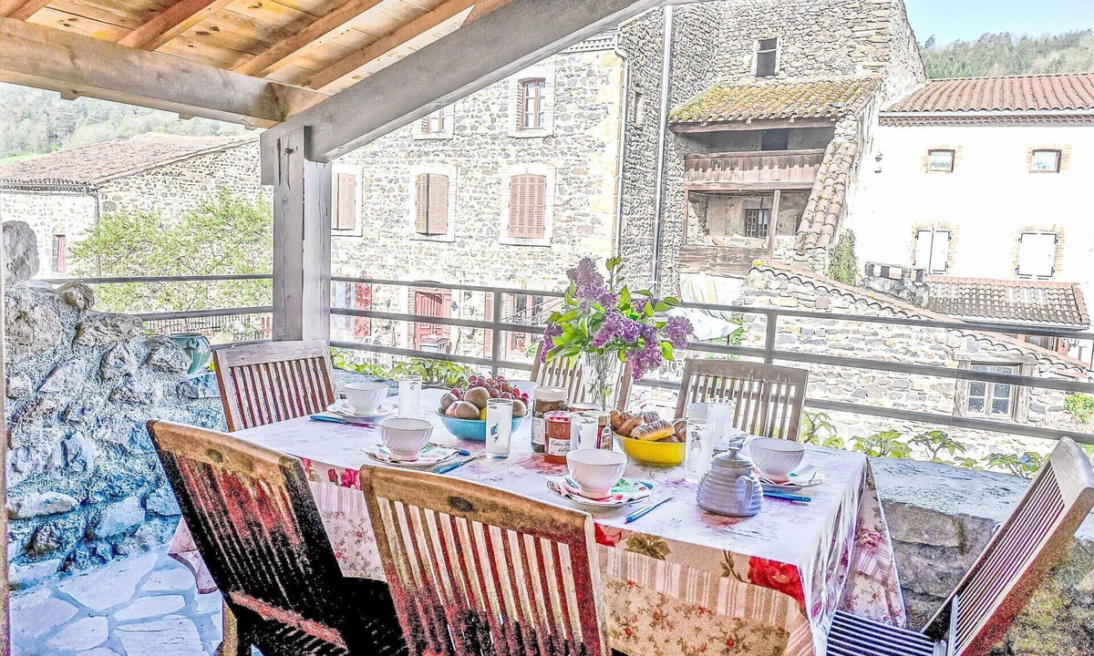 Blassac House | Beautiful private villa for 6 guests with WIFI, TV, terrace and pets allowed