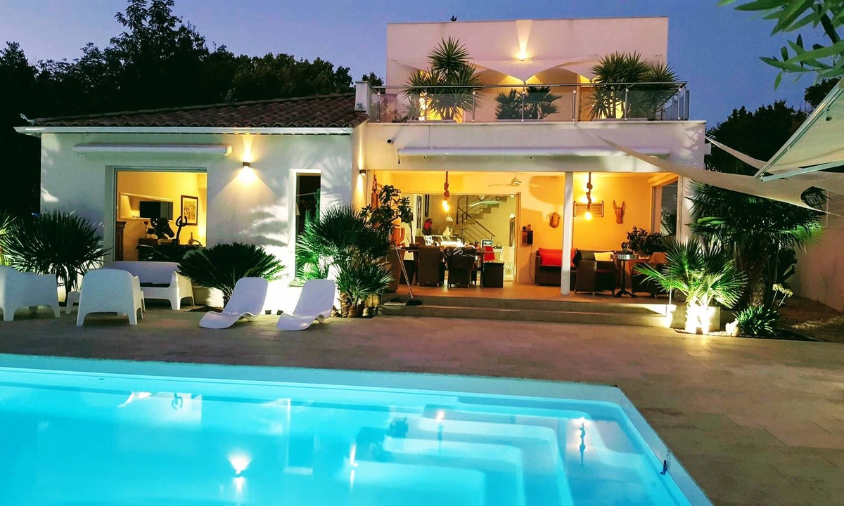 Salon-de-Provence Villa | BEAUTIFUL VILLA IN PROVENCE WITH HEATED PRIVATE POOL AND AIR CONDITIONING