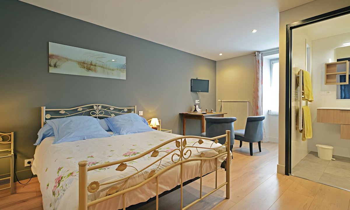 Castelnau-Pegayrols Bed & Breakfast | Bed and Breakfast 'Chambre La Familiale' with Mountain View, Shared Pool and Wi-Fi