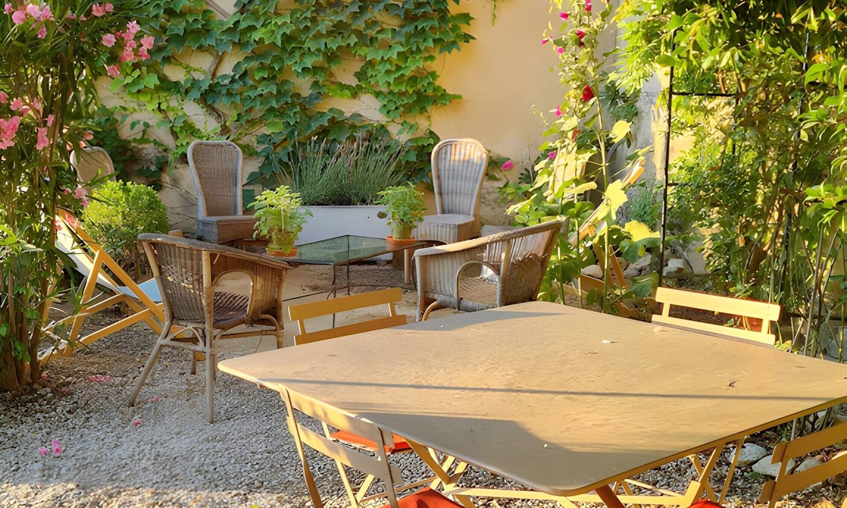 La Motte-dʼAigues Bed & Breakfast | Bed and Breakfast 'Chambre Chez Thibaut Et Sophie' with Mountain View, Shared Terrace and Wi-Fi