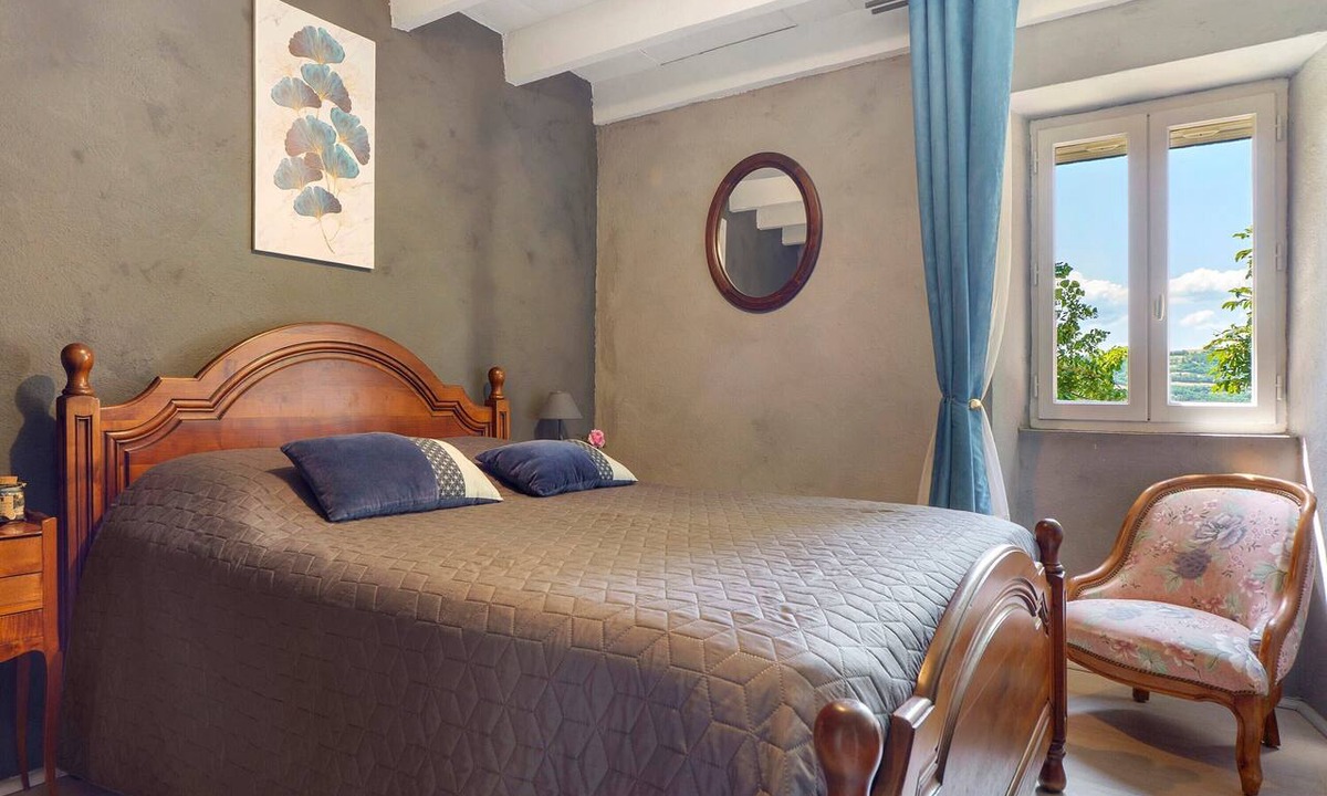 Rhone Crussol Bed & Breakfast | Bed and Breakfast 'Chambre Chataignier Avec Piscine' with Mountain View, Shared Pool and Wi-Fi