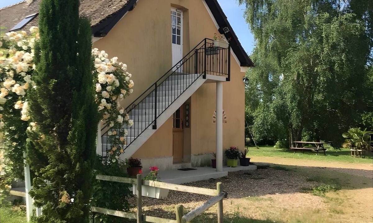 Courcemont Bed & Breakfast | Bed and Breakfast 'Chambre Les Fauvettes' with Shared Terrace, Shared Garden and Wi-Fi