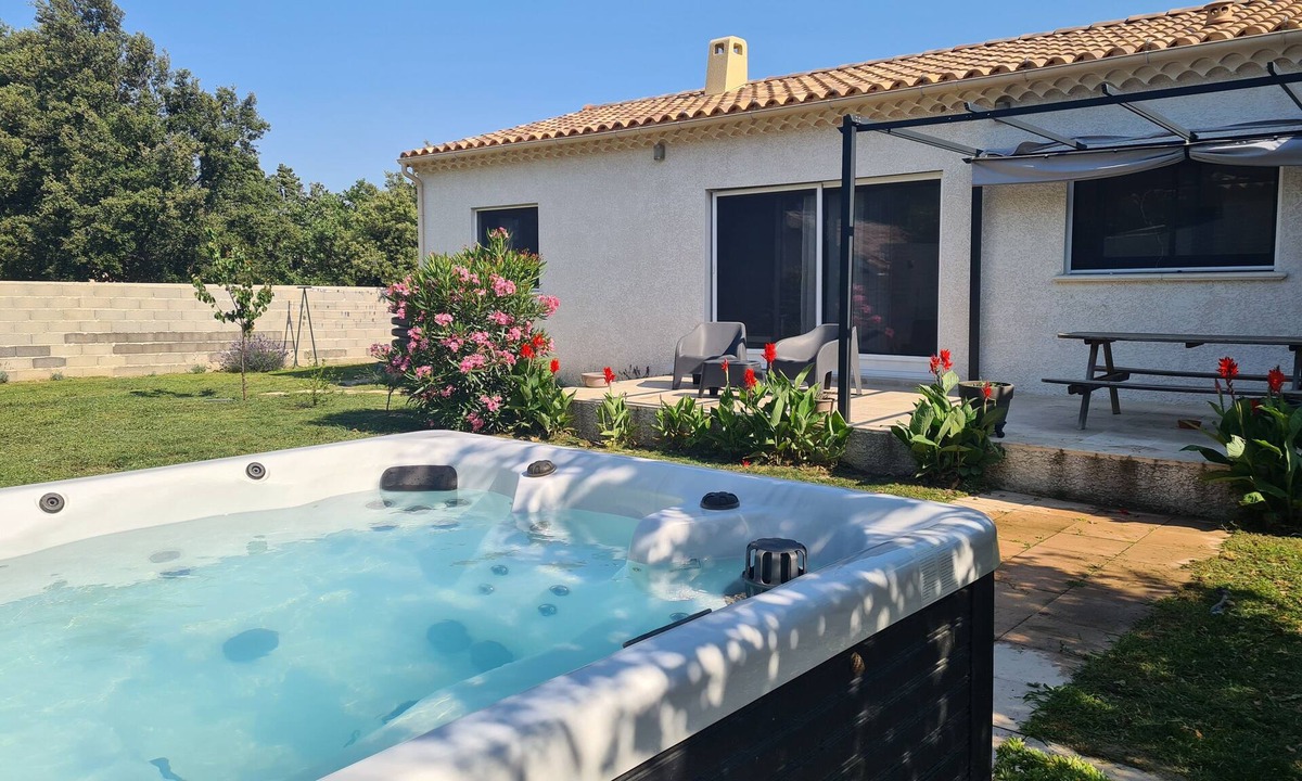 Bollene Villa | Belle Maison Avec Jacuzzi en Provence