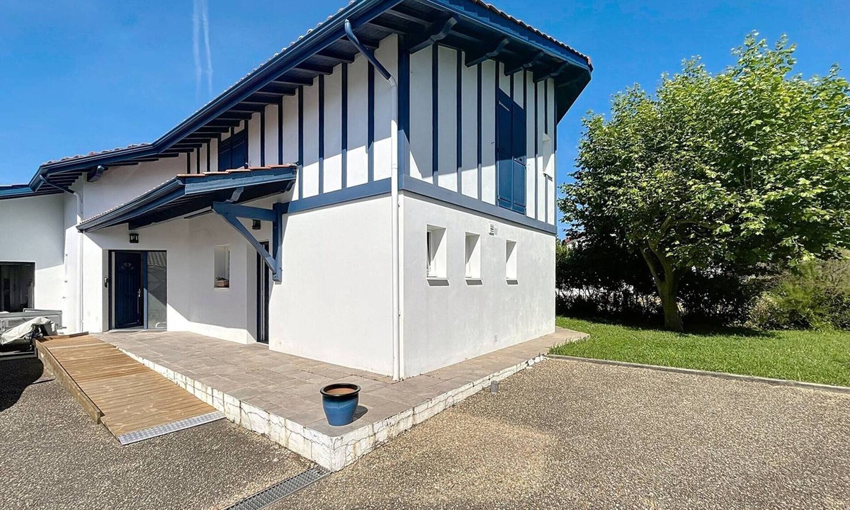 Bidart House | Bidart: Large 4-bedroom house near beaches, sleeps 8, peaceful