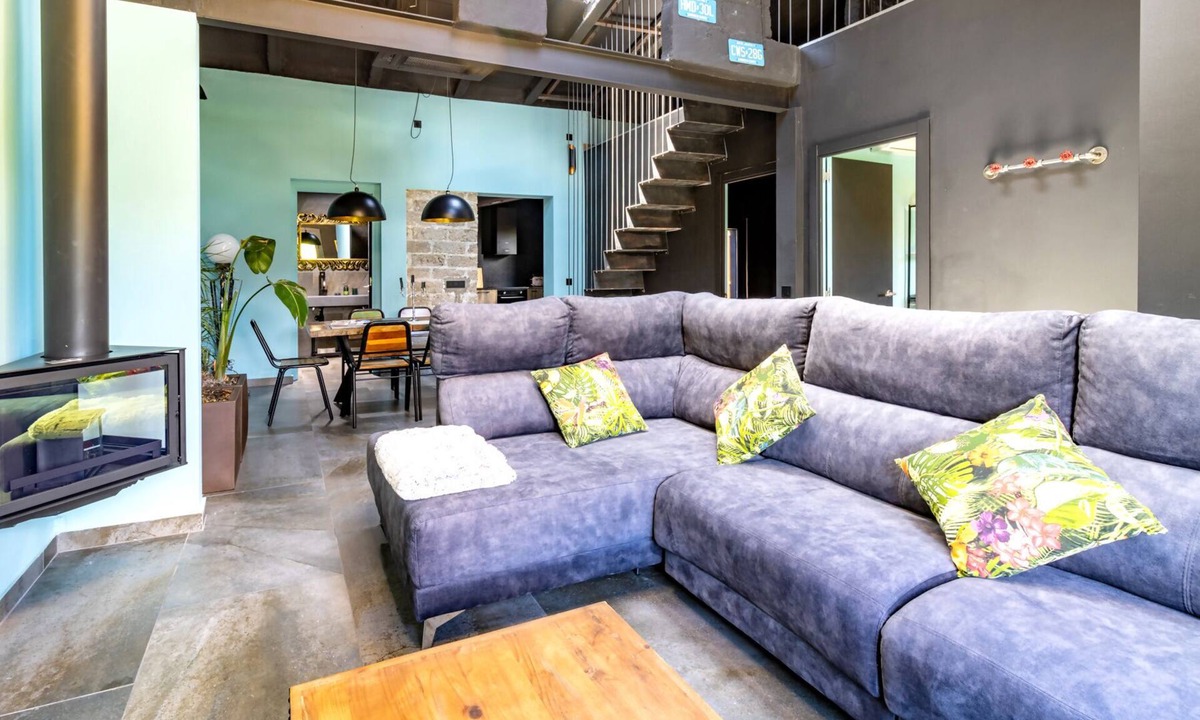Olot House | Black House - Singular industrial-style house