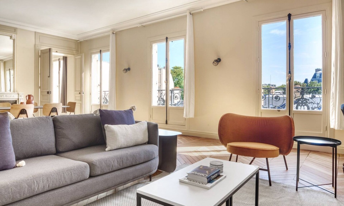 Saint-Thomas-d'Aquin Apartment | Blueground | Invalides, balcony & elev nr gardens