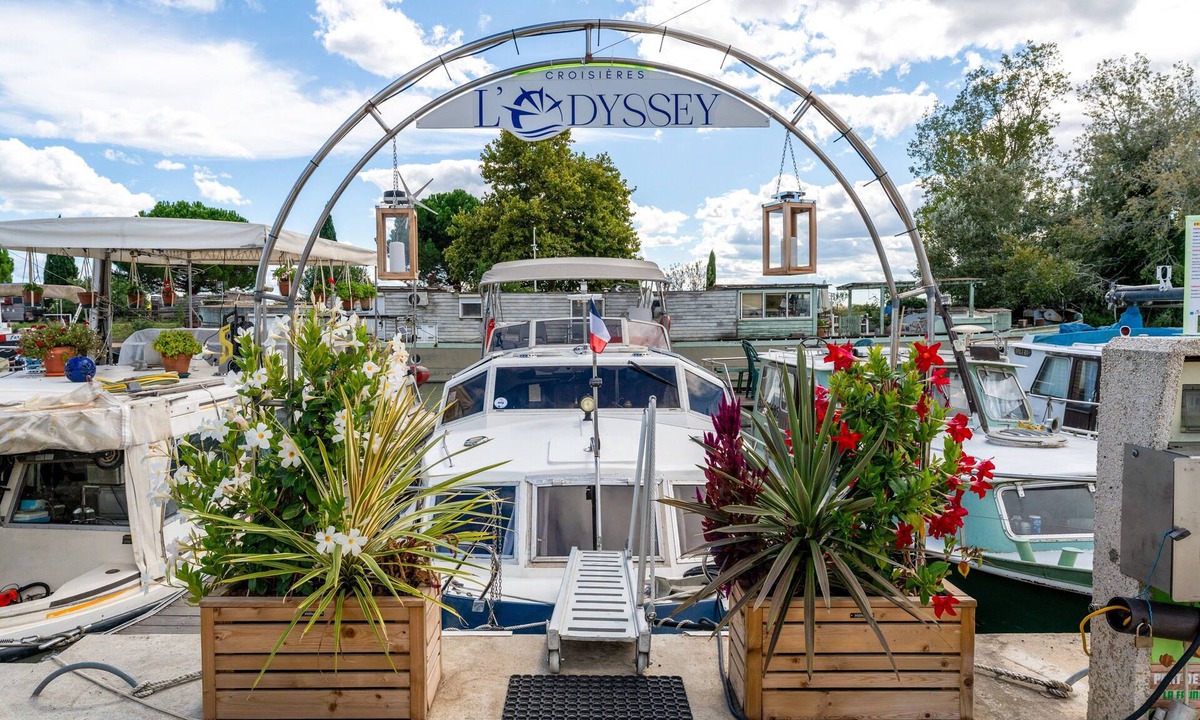Bellegarde Boat Rental | Boat 'Pénichette Odyssey Cruises' with Lake View, Private Terrace and Air Conditioning