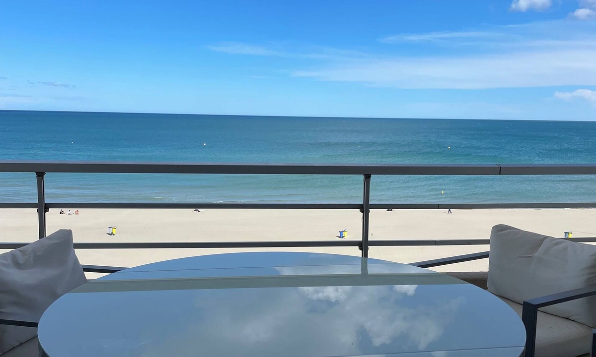 Canet-Plage Apartment | Breathtaking sea view, unoverlooked Mediterranean spot with terrace.