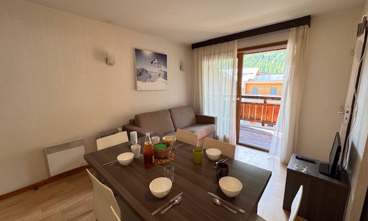 Chantemerle Apartment | Bright 3-room apartment near slopes with balcony and parking