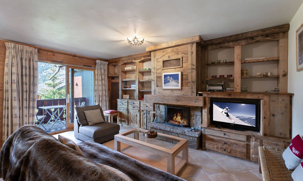 Meribel Village Apartment | Bright 3-bedroom duplex with fireplace in Méribel