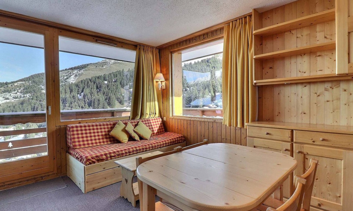 Meribel-Mottaret Apartment | Bright apartment with balcony, WiFi and pets allowed