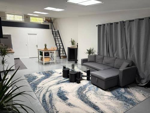 Louis Bertrand-Mirabeau-Semard Apartment | Bright loft with terrace and air conditioner