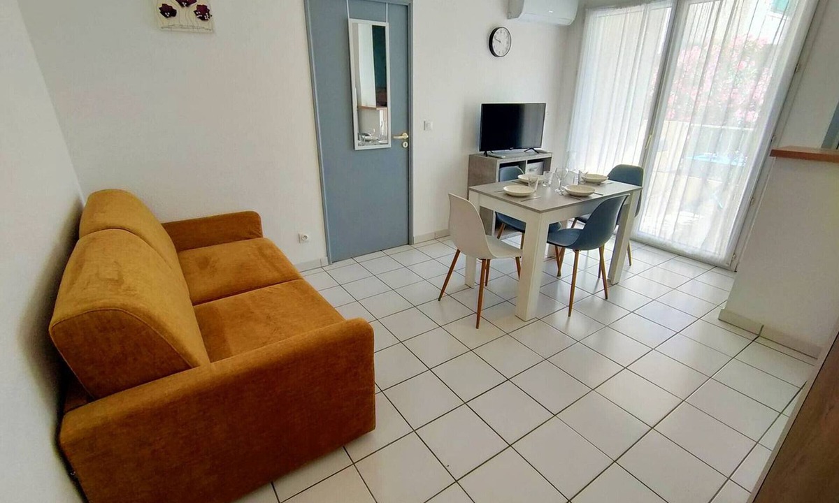 Les Arenes Apartment | Bright T2 with air conditioning and parking 500m from beach