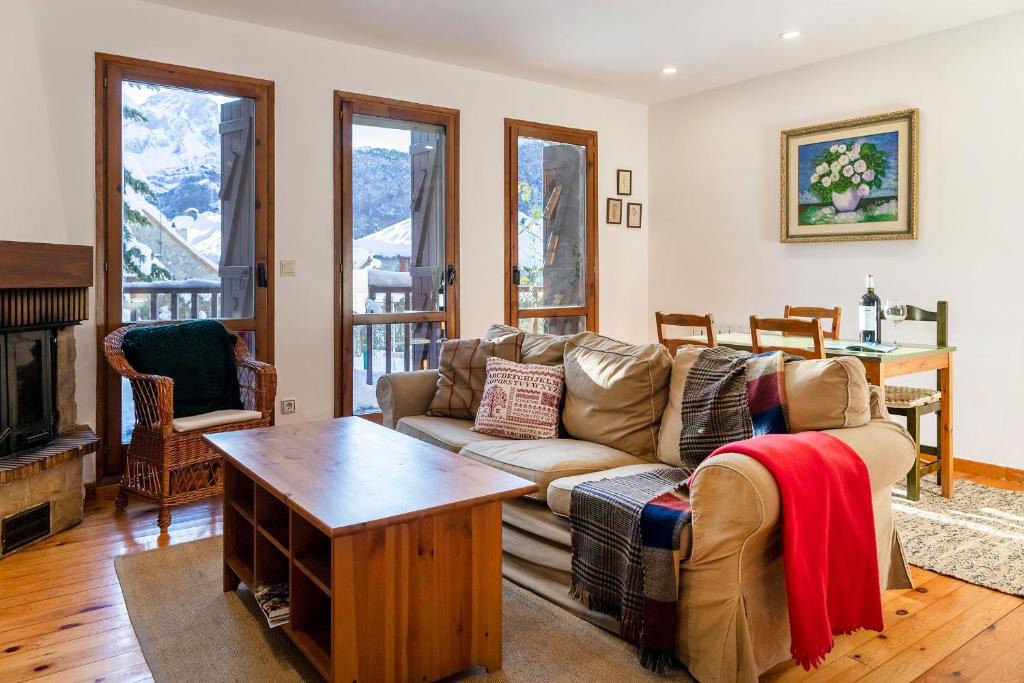 El Pueyo de Jaca Apartment | Bubal - con piscina y vistas a los Pirineos