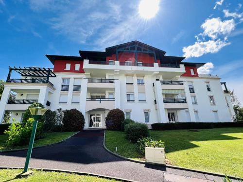 Cambo-les-Bains Apartment | CAMBO: Appartement T3 4 couchages avec terrasse - FR-1-495-18