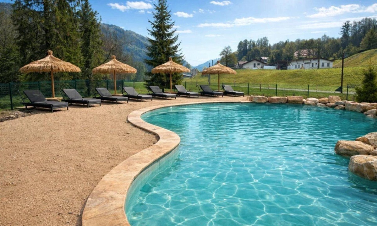 Chezery Forens Ski Chalet | Camping nature 3 étoiles avec piscine - bord de rivière