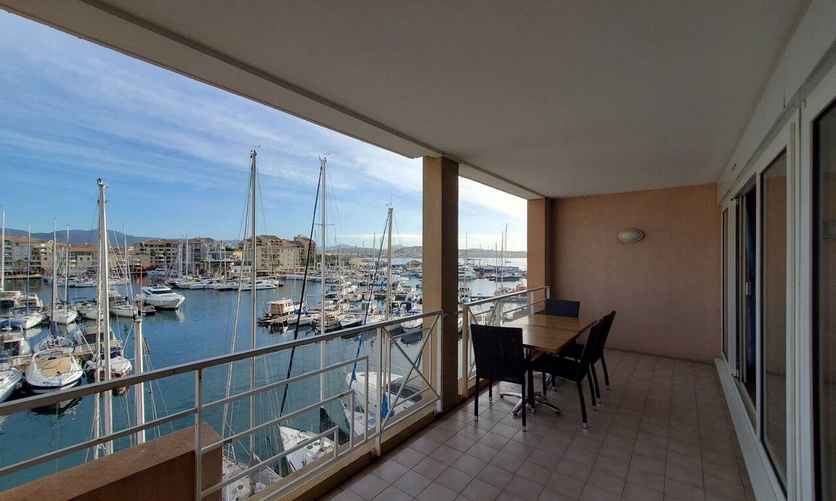 Frejus Port Apartment | CAP HERMES T2 air-conditioned, WIFI, 40m2 with balcony view Port 4 People Parking in the basement