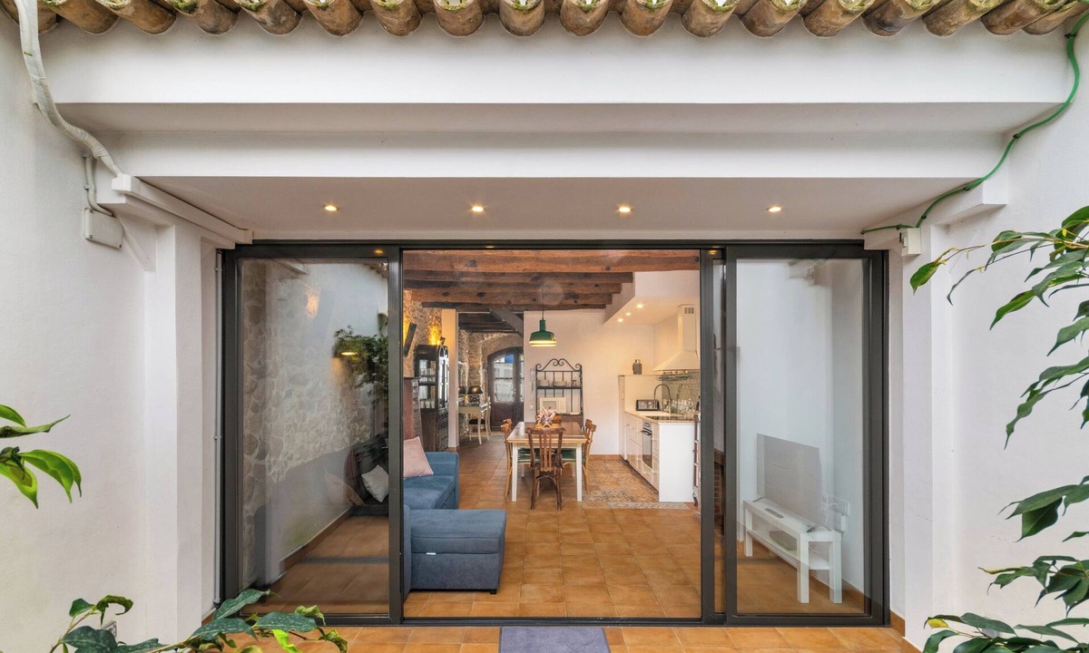 Sant Pere de Ribes House | Casa con patio, piedra y luz natural