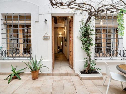 L'Hospitalet de Llobregat Apartment | Casa Jasmin cosy 4 bedroom house with terrace