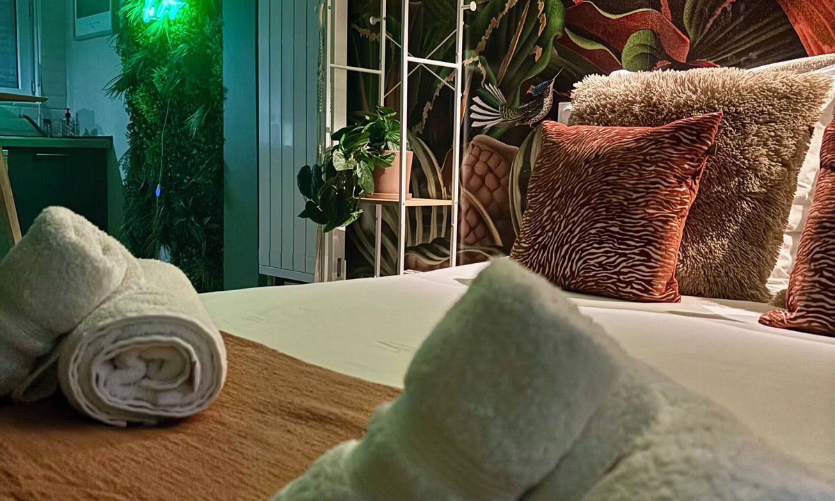 Brive-la-Gaillarde Apartment | Casa Jungle - Le Studio Végétal - Confort & Design