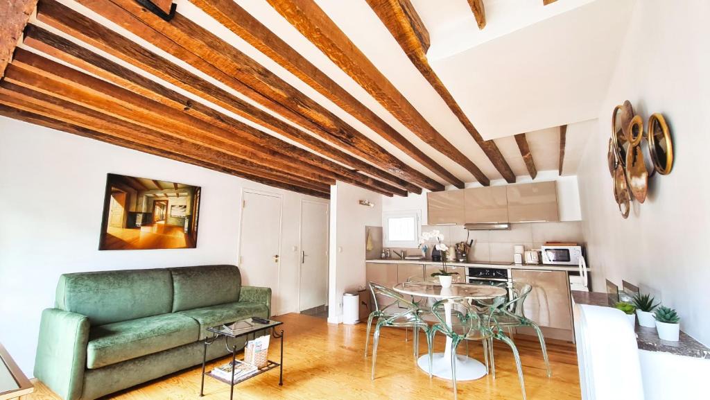 Les Halles Apartment | Casalionelparis 1820 Flat with elevator, Queen bed, portable AC, near Le Louvre