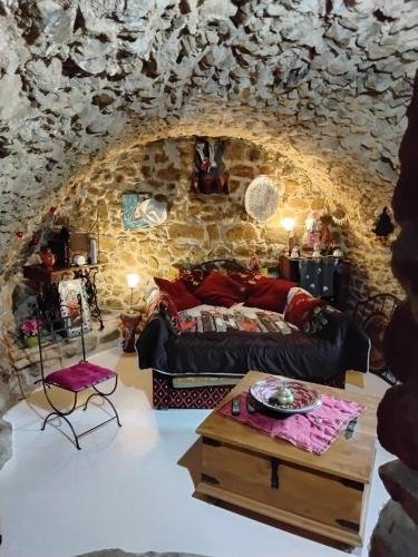 Saint-Michel-de-Chabrillanoux Apartment | Cave SERAPHIE