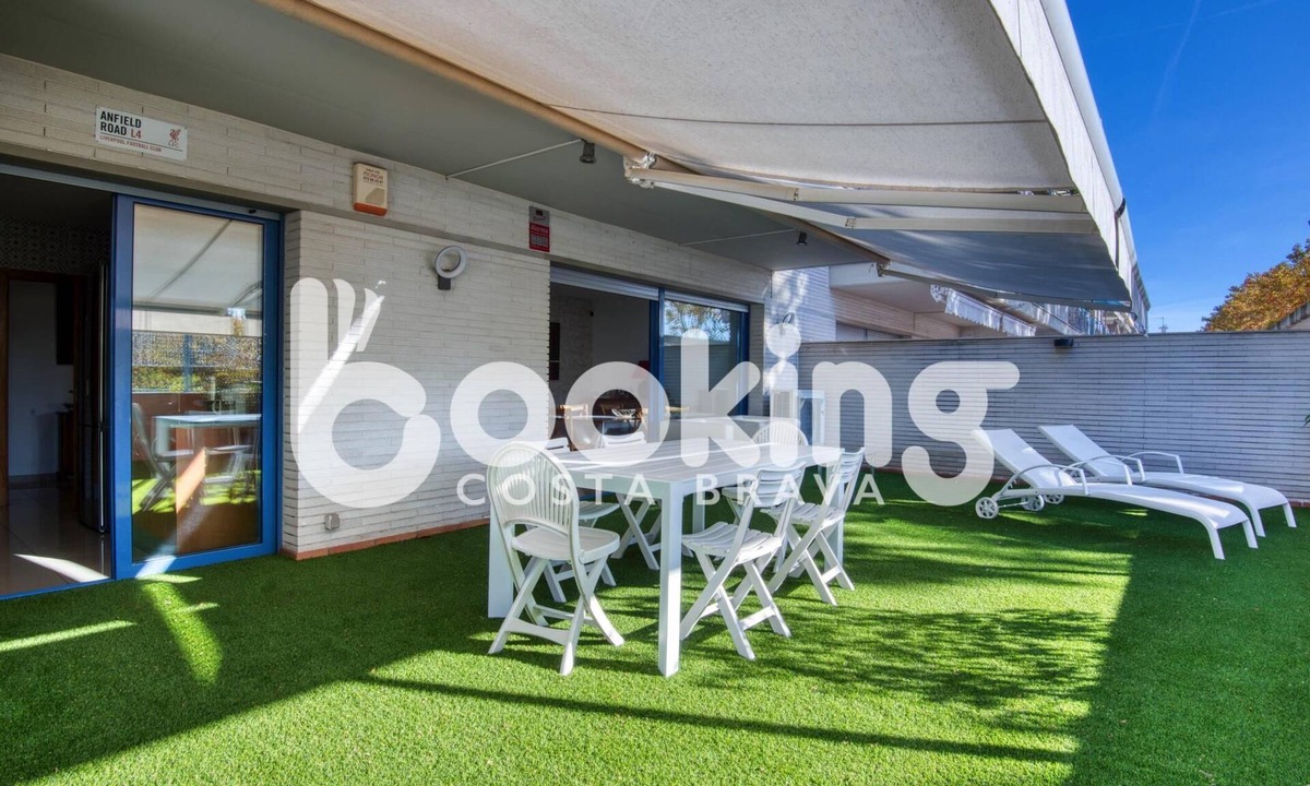 Platja d'Aro Apartment | Centric apartment for 6 person in Platja d'Aro, with pool and parking.
