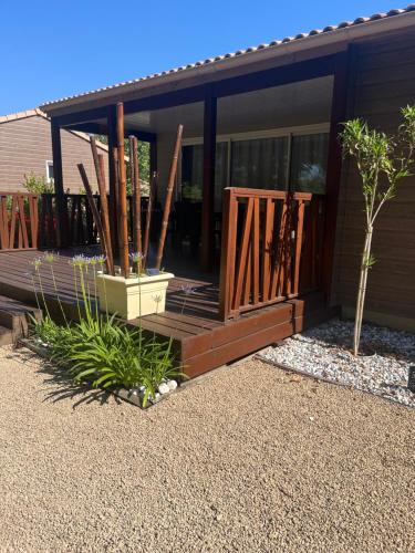 Labouheyre Ski Chalet | Chalet 19 Cosy bord de Lac, dans domaine avec piscine couverte accueil 4 voyageurs LOUMAELOU