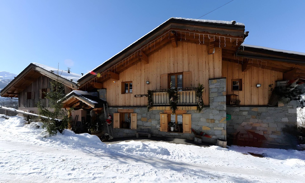 Les Varcins Ski Chalet | Chalet “Eden” with Balcony and Wi-Fi