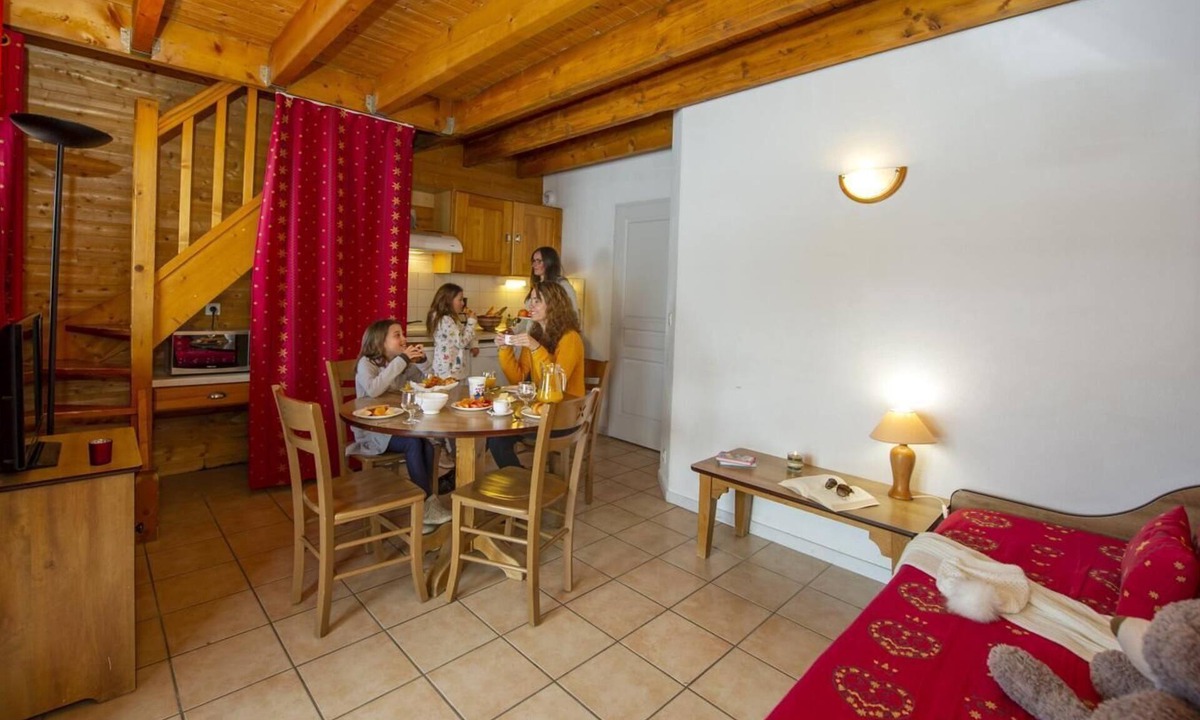 Le Grand Domaine Ski Chalet | Chalet, 200m from ski slopes, swimming pool, sauna, balcony, tv, ski locker, 50m²