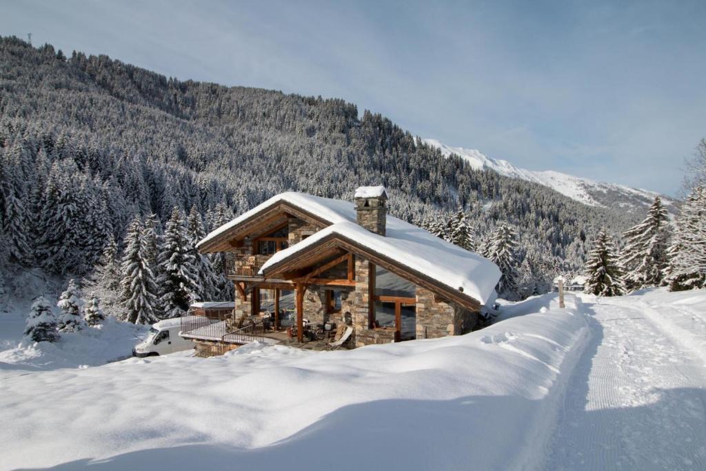 Meribel Ski Chalet | Chalet Le Cairn - unique and magnificient ski-in ski-out Chalet !