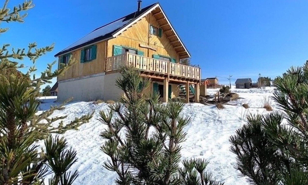 Camurac Ski Chalet | Chalet 'Les Volets Verts' with Mountain View, Private Sauna & Wi-Fi