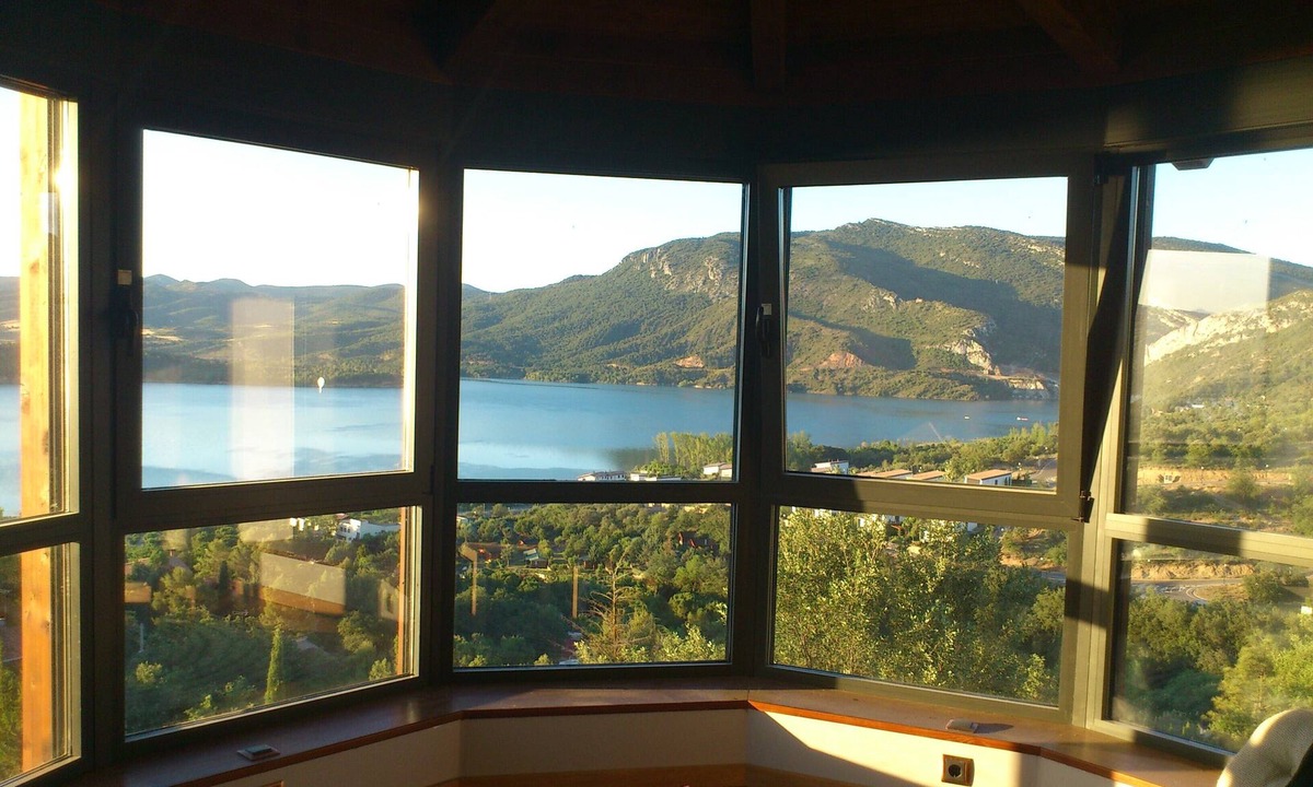 La Puebla de Castro Ski Chalet | Chalet Para Familias Cerca de Graus. Fantásticas Vistas al Lago y al Pirineo