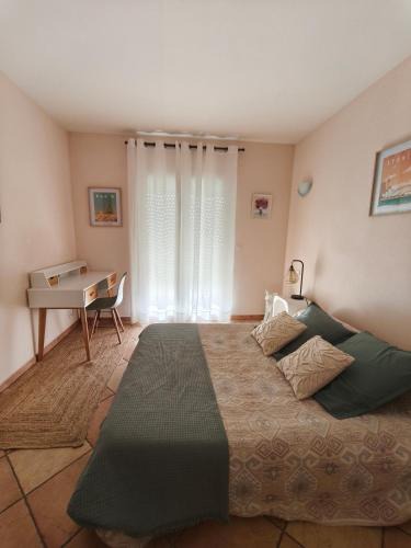Millas House | Chambre double lumineuse