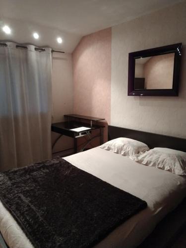 Combs-la-Ville Other | Chambre Grand lit Afrik